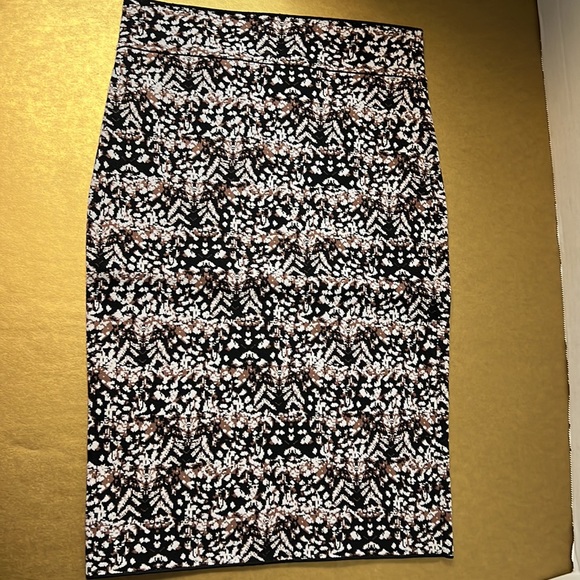 BCBG power skirt - Picture 4 of 6